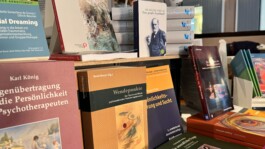 psychotherapeutische bücher auf tisch langeoog