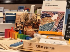 kikt thema therapeutische materialien auf büchertisch langeoog